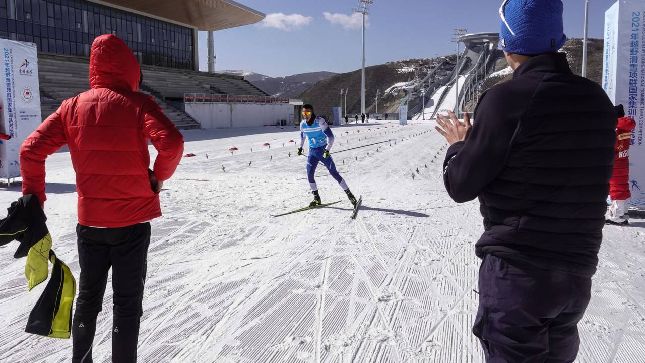 Skiskytternes Cheng Fangmin er først i mål i stafetten