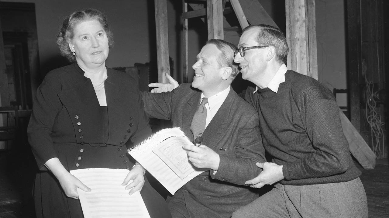 Sangerinne Kirsten Flagstad under prøver på Det Nye Teater sammen med med B. Buntz (nærmest) og den engelske iscenesetter Beanard Miles. 1953