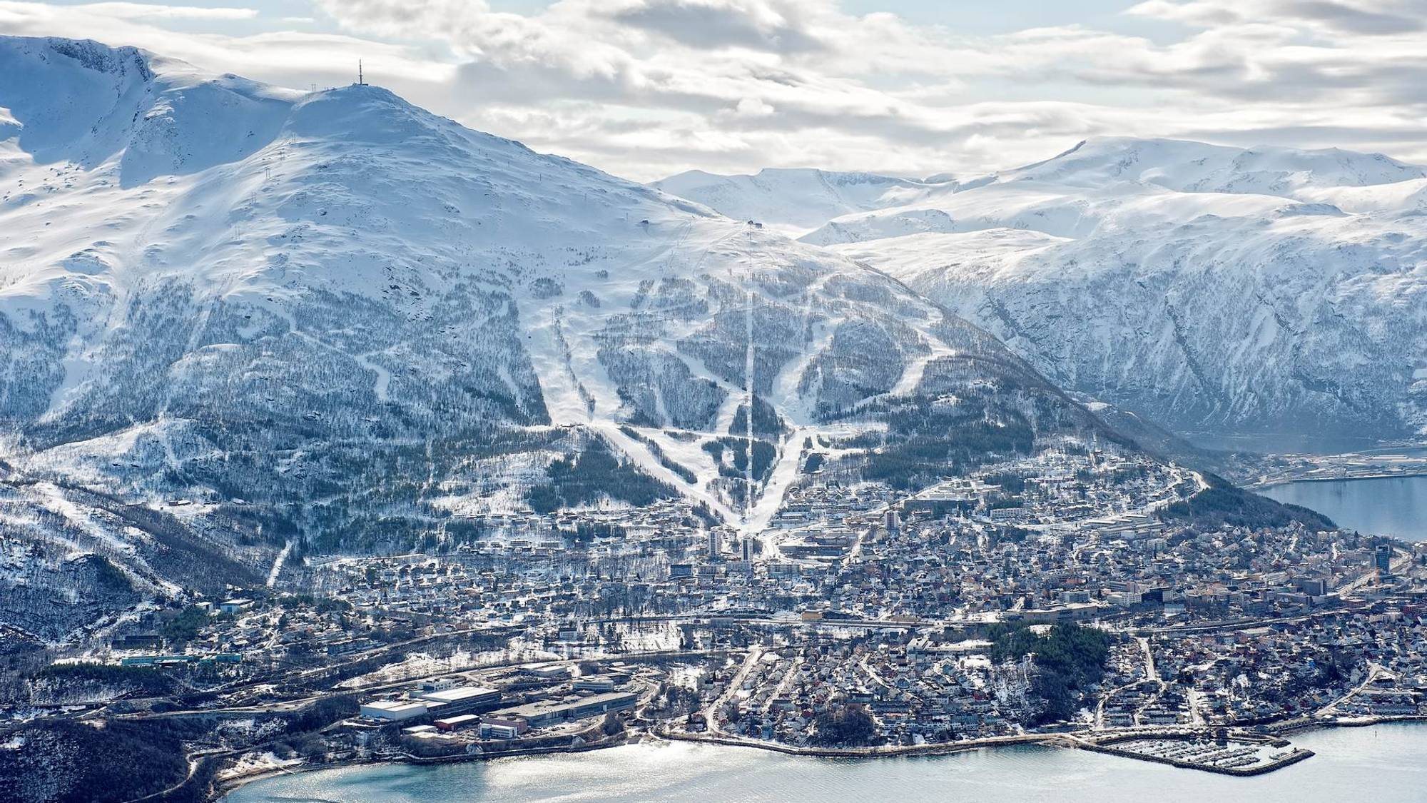 Bildet viser fjell og bebyggelse med snø