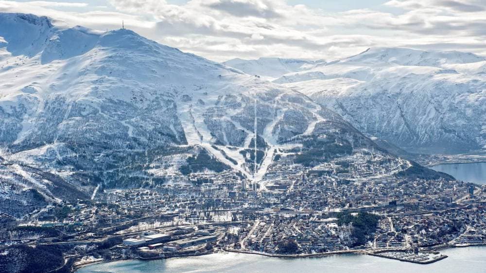 Fjellandskap med snø og bebyggelse