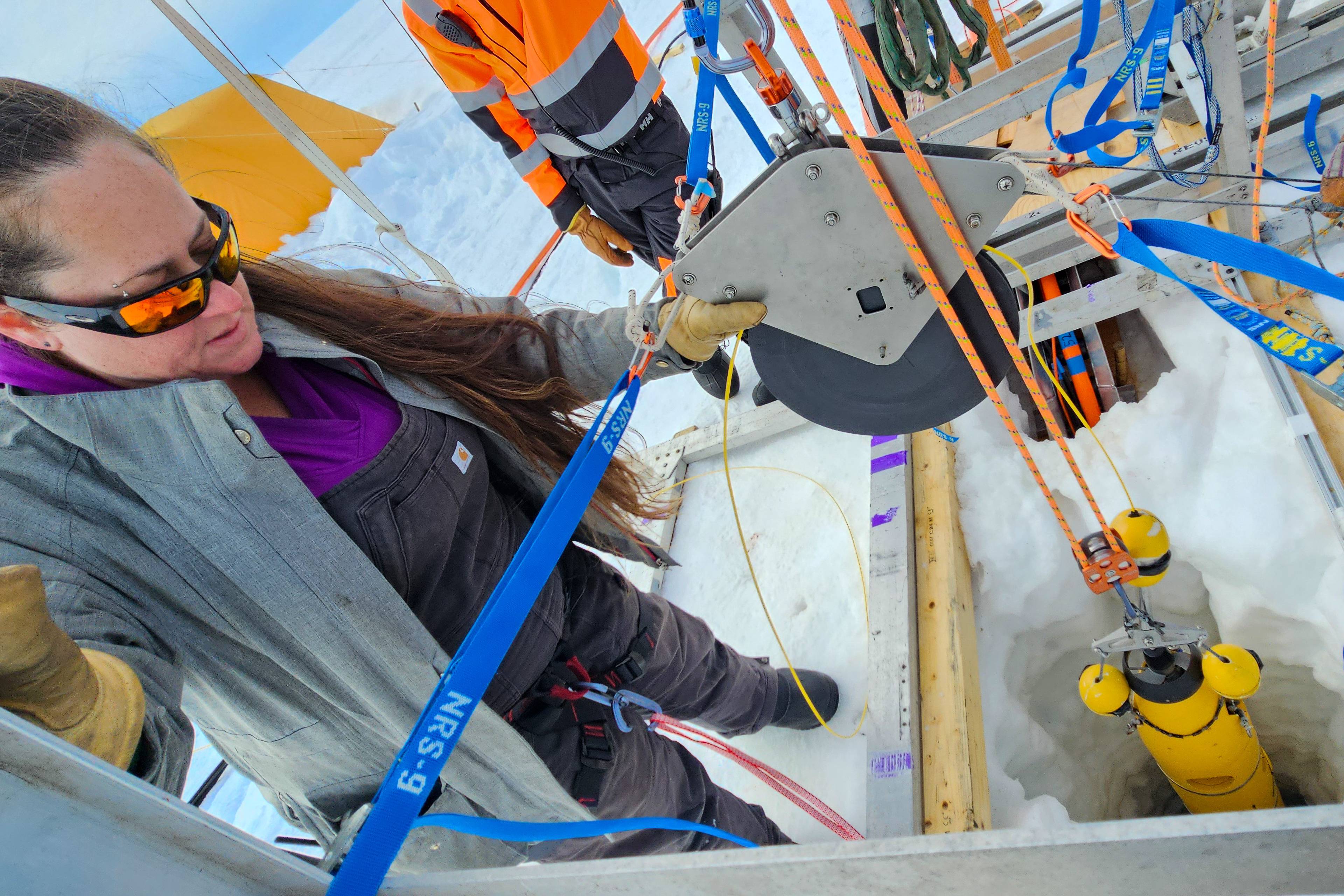 Eit internasjonalt forskarteam frå Norsk Polarinstitutt, British Antarctic Survey og Cornell University i arbeid på Fimbulisen, den største isbremmen i det norske området Dronning Maud Land.