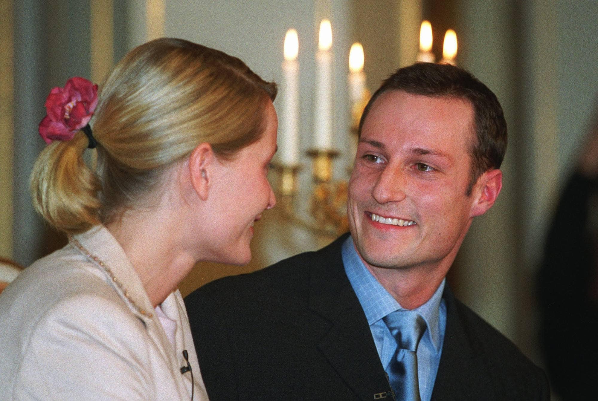 Kronprins Haakon ser på Mette-Marit Tjessem Høiby og smiler.