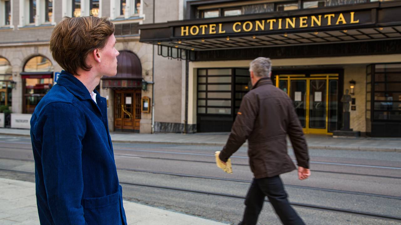 Andreas utenfor hotel Continental