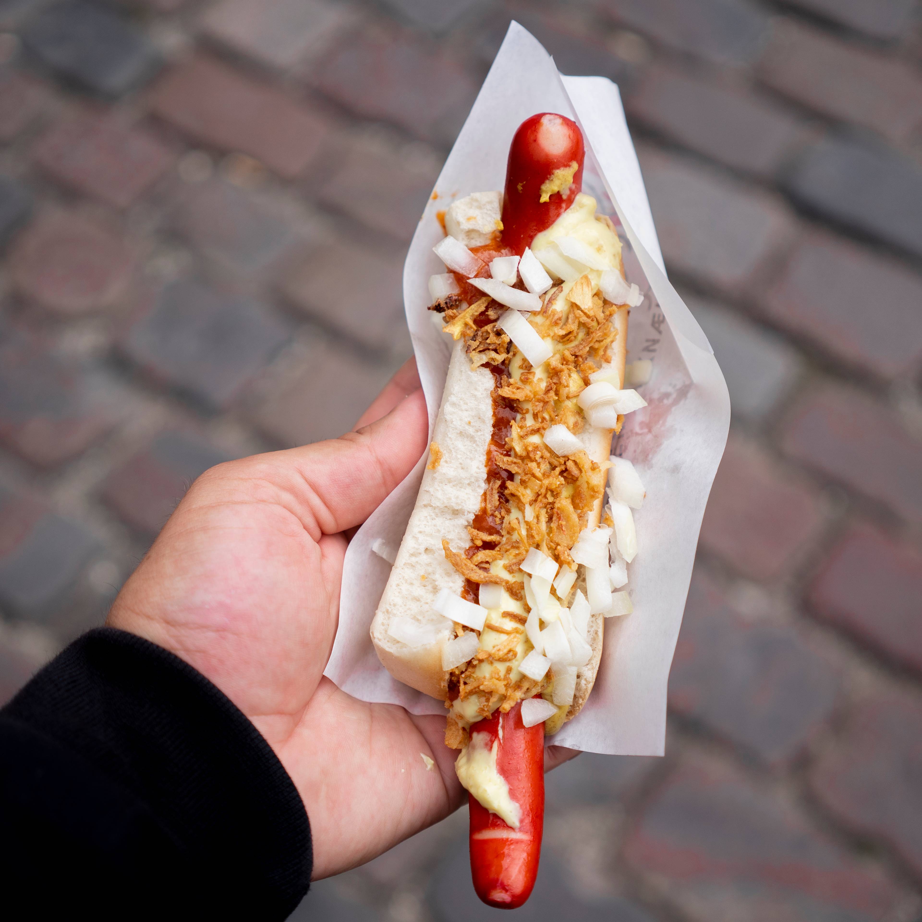 En rød pølse med tilbehør