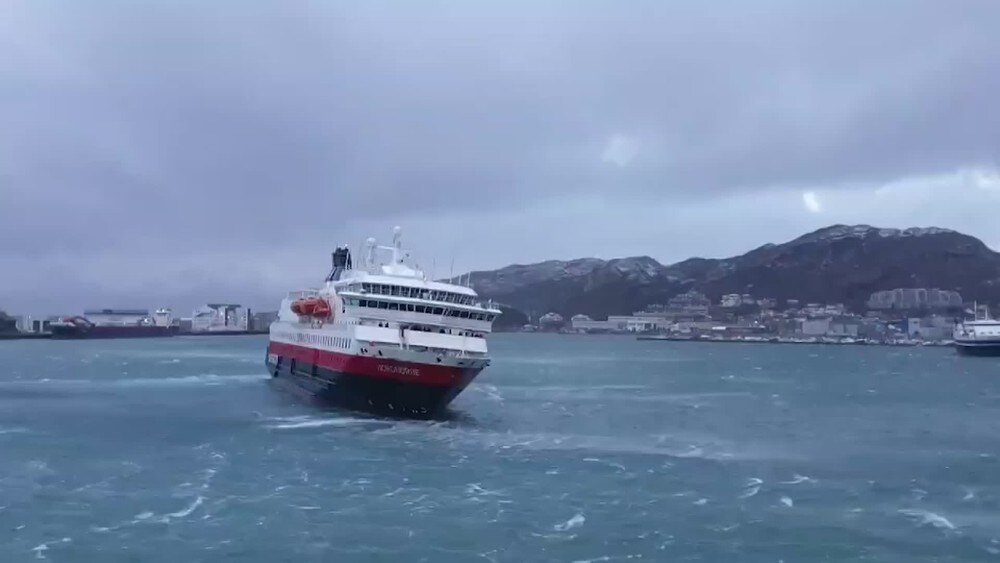 Se Hurtigruten legge til kai i full storm: – Vi måtte bare la det stå til