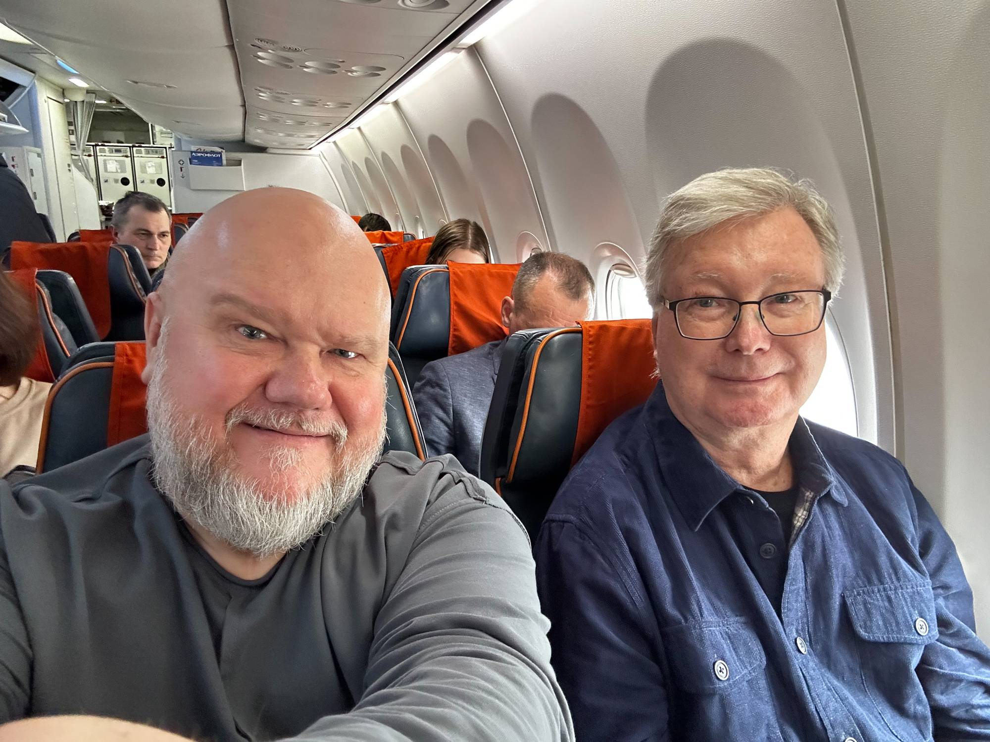 NRKs Moskva fotograf, Jurij Linkevitsj og Jan Espen Kruse sittende i et Aeroflot-fly