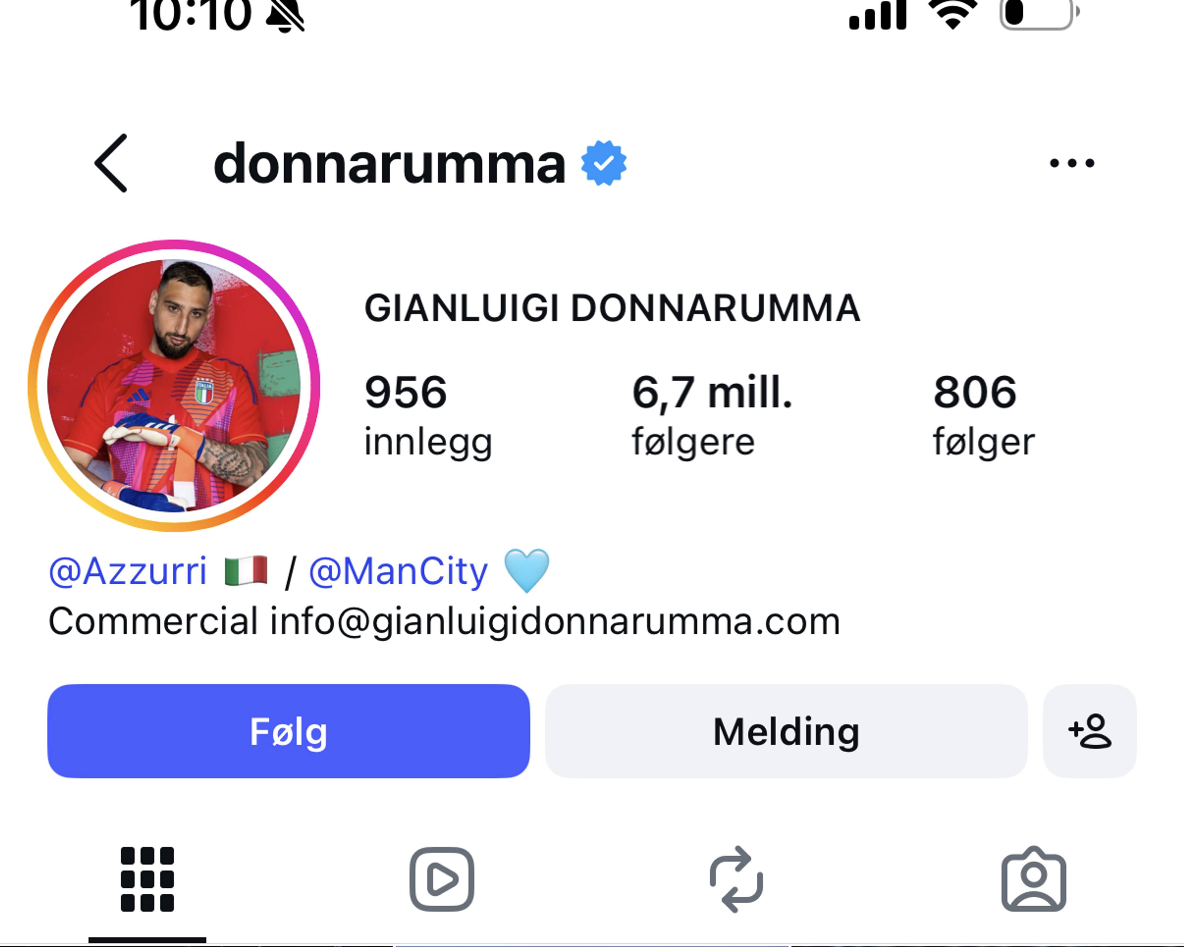 Skjermbilde av Gianluigi Donnarummas Instagram-profil. Profilbildet viser Donnarumma i fotballdrakt. Under profilbildet er det følgerstatistikk, lenker til lagene Azzurri og ManCity, samt en e-postadresse. Resten av siden viser et rutenett med flere bilder av Donnarumma i ulike fotballrelaterte situasjoner og et bilde av et brudepar. (Bildebeskrivelsen er laget av en KI-tjeneste)