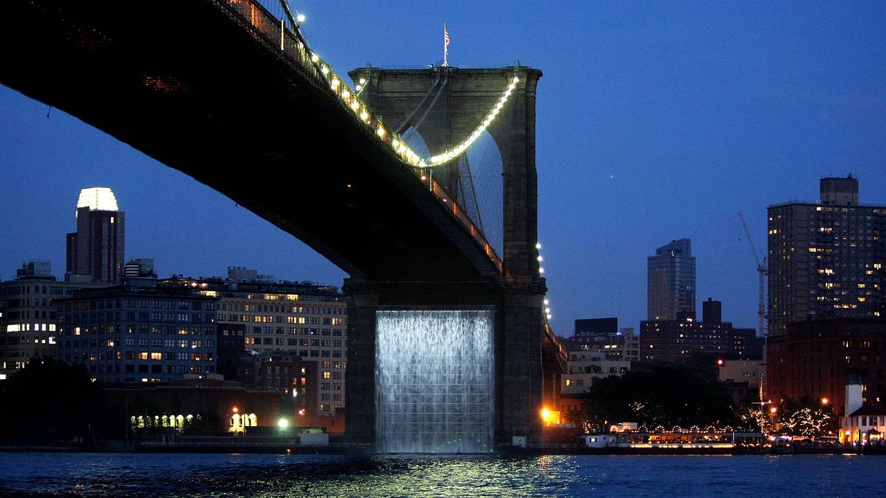Kunstinnstallasjon, fossefall under Brooklyn Bridge, av Olafur Eliasson i 2008