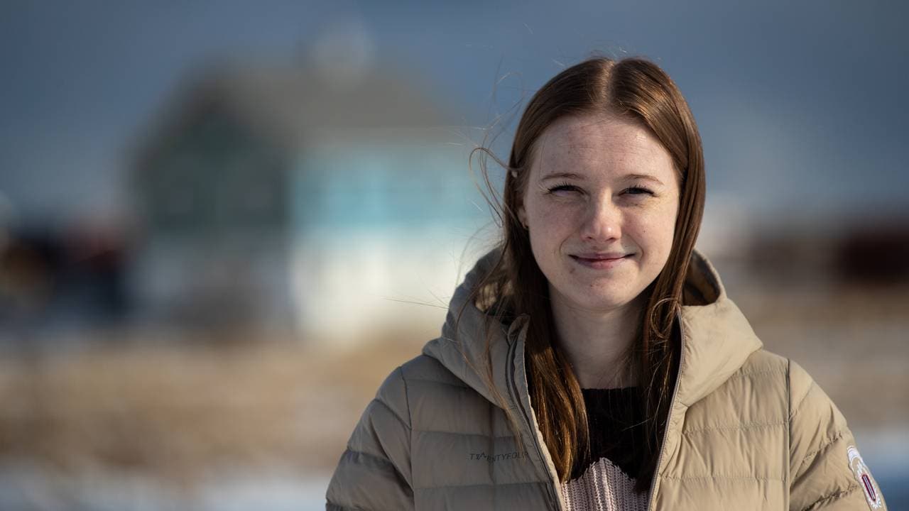 Sara Mathisen og samboeren Joachim gikk mot strømmen da de satset all tid og penger på å pusse opp et gammelt hus på Værøy i Lofoten.