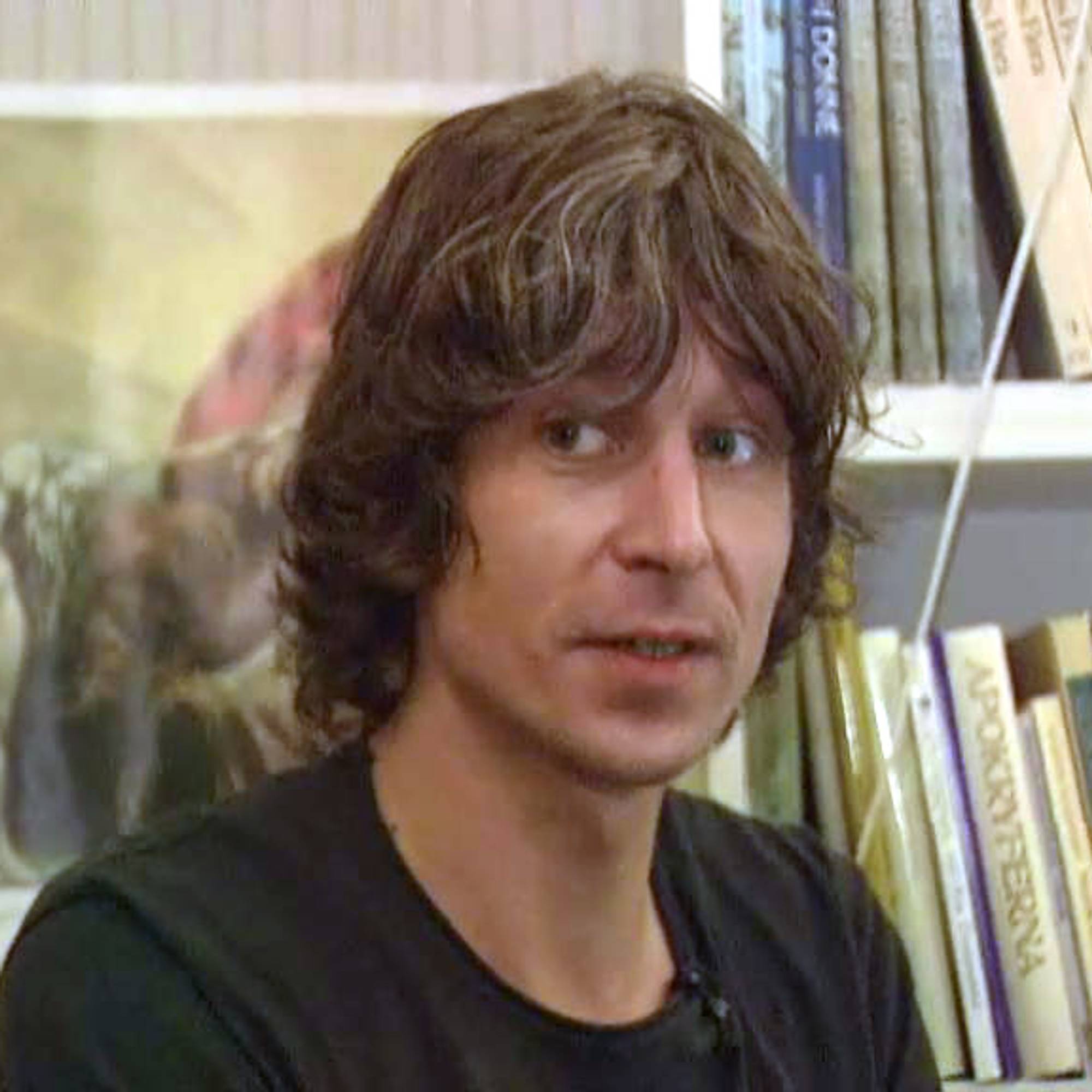 Bilde fra 2004.
Karl Ove Knausgård ( 1968 - ) er blitt stadig mer omtalt og omdiskutert.
Etter at boka 'En tid for alt' kom ut, begynner Knausgård å skrive 6 romaner om seg selv, en serie han kaller 'Min kamp'. I februar 2010 er de 3 første bindene utgitt. De selger godt, og vekker mye debatt om litterære sjangere og om etikk.
Årsaken er at Knausgård i Min kamp hevder å skrive om sitt eget liv med seg selv som hovedperson. Han bruker også virkelige navn på familiemedlemmer, venner og kjærester som opptrer i handlingen.