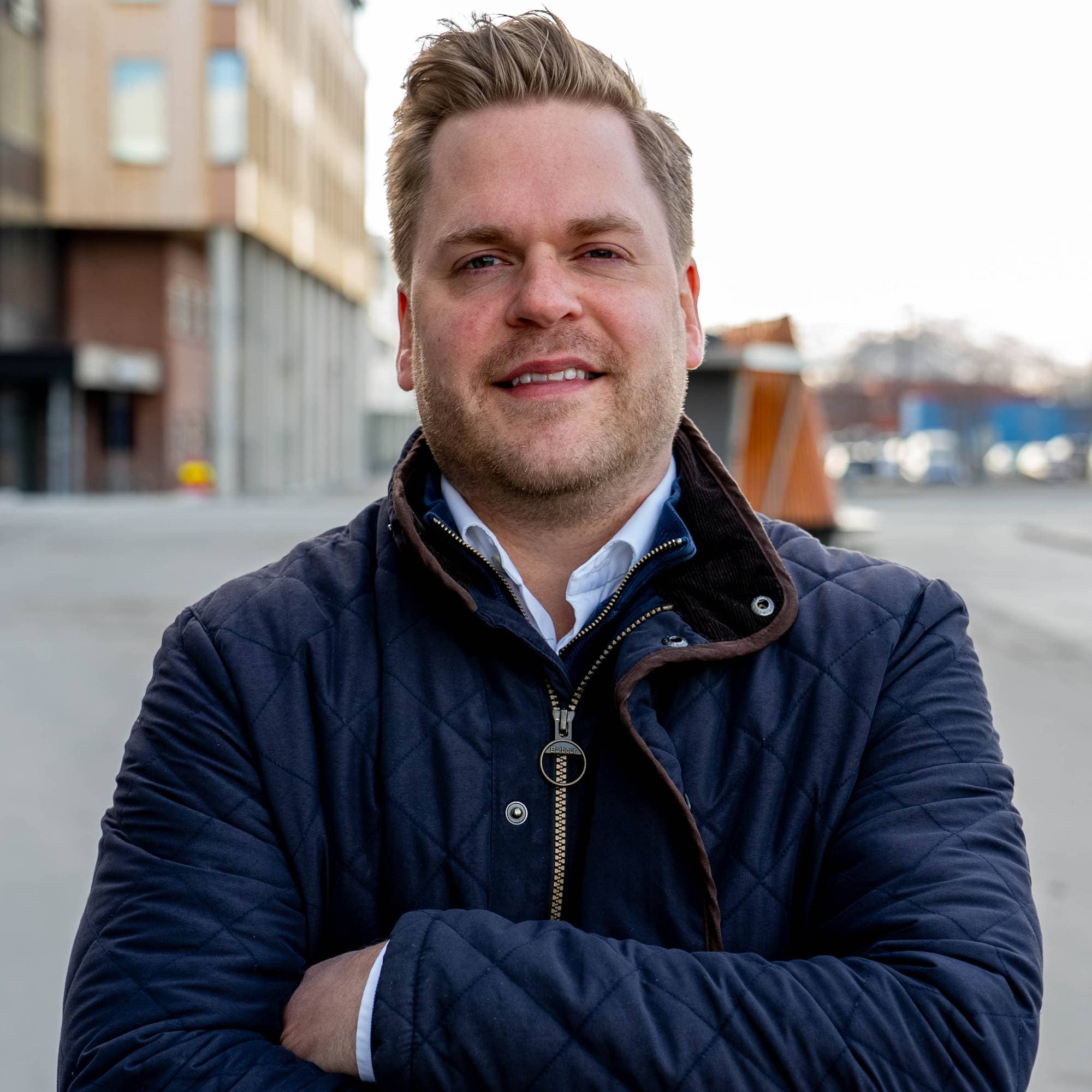 Kristoffer Sivertsen står i Alta sentrum med armene i kryss