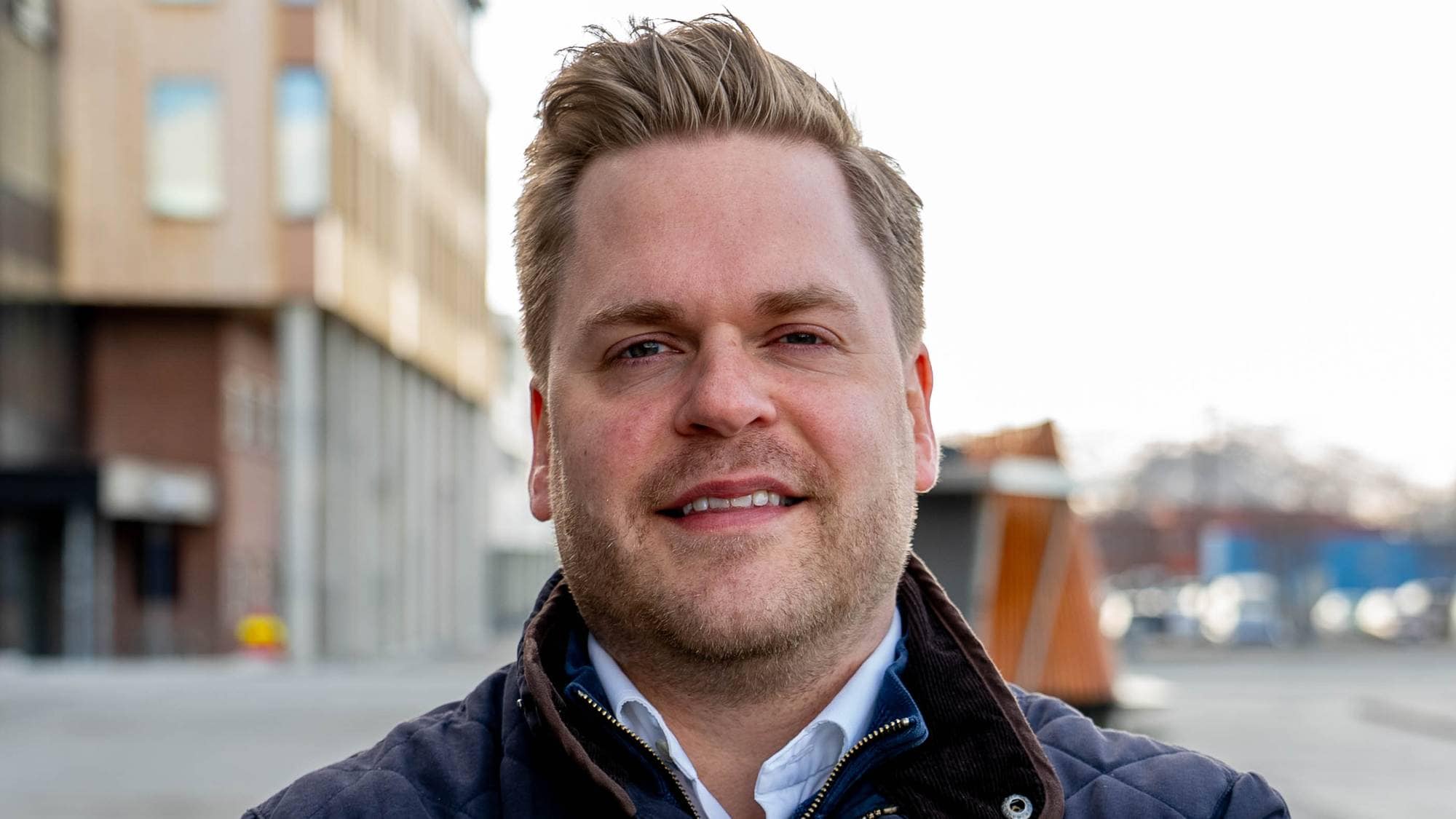 Kristoffer Sivertsen står i Alta sentrum med armene i kryss