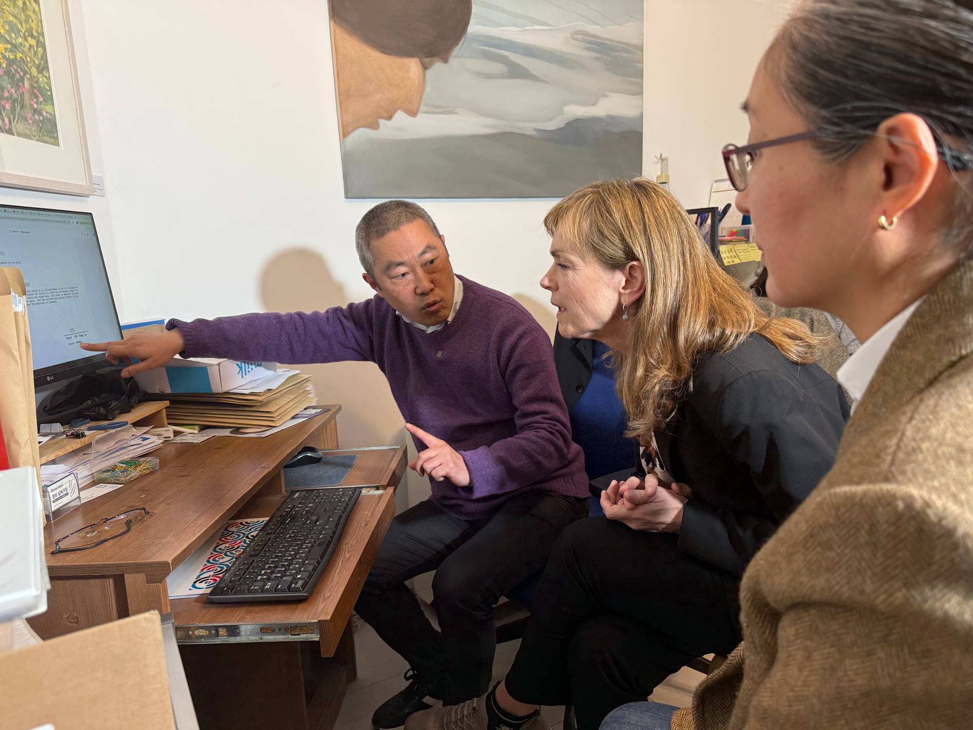 Kristin Molvik Botnmark sammen med Peter Møller og Han Boonyoung på Kontoret til KoRoot