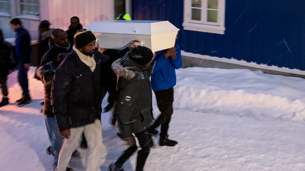 Dødsfallene i Tromsø: Her blir mora og de to barna båret inn i moskeen