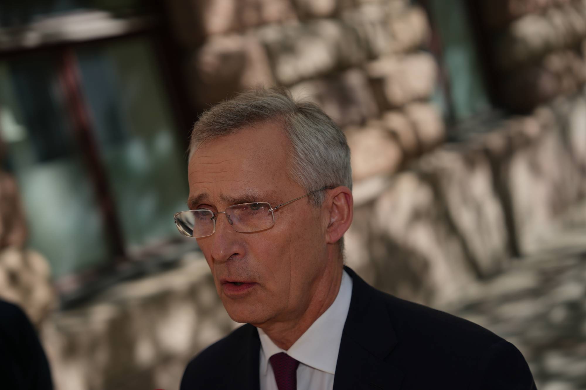 Finansminister Jens Stoltenberg om avgiftskuttene foran Finansdepartementet