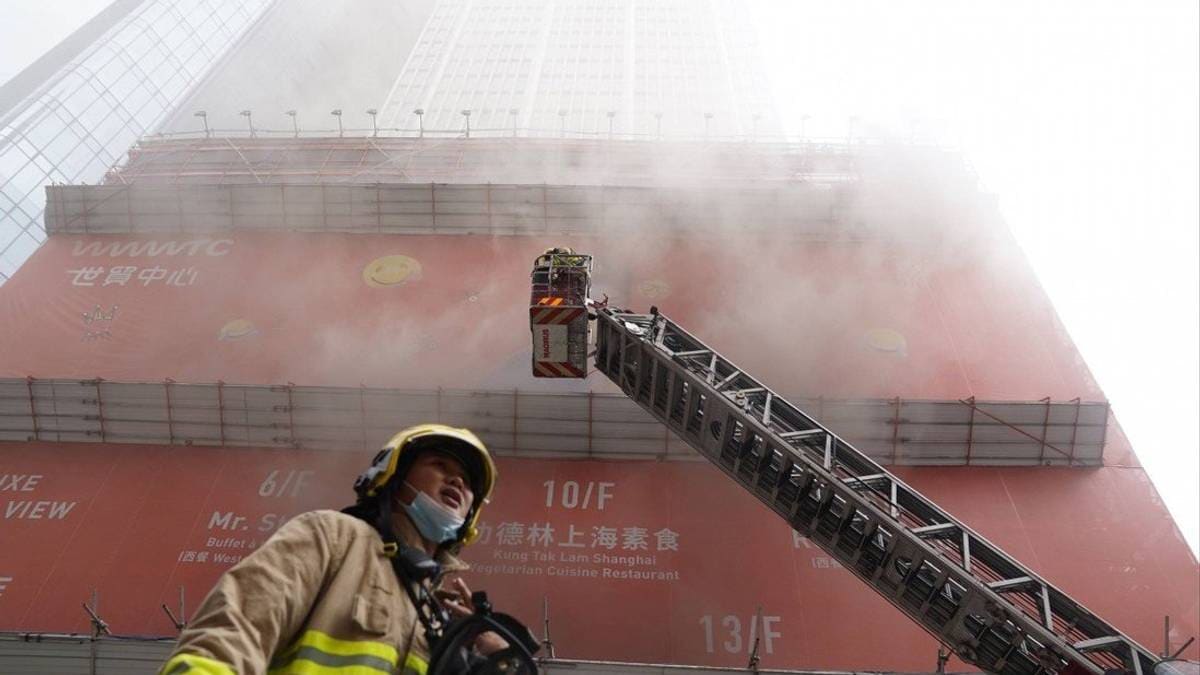 Over 300 caught in skyscraper fire in Hong Kong – NRK Urix – Foreign news and documentaries