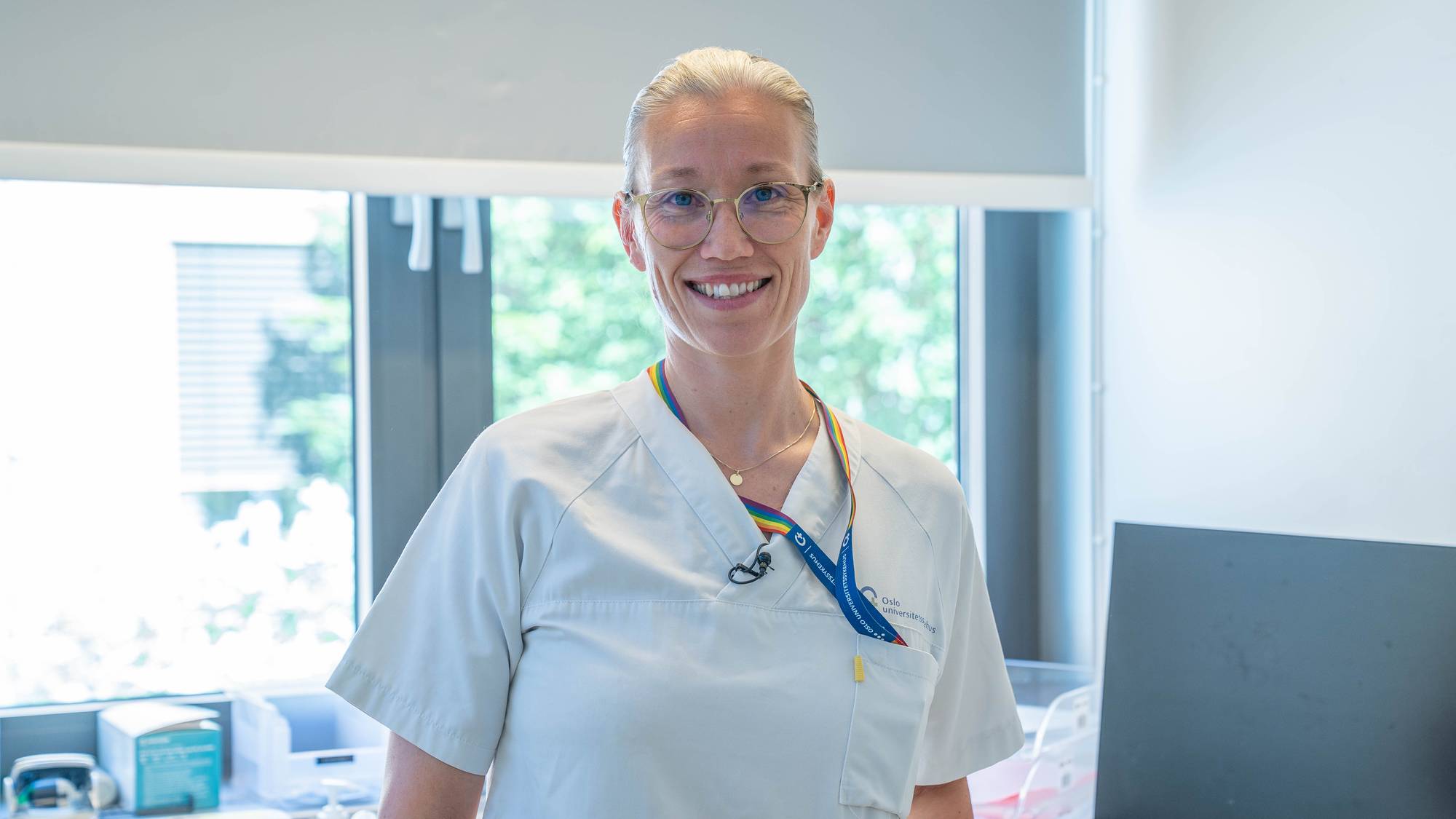 Bilder av sykepleier Tine Sande på Kvinneklinikken på Ullevål sykehus. Nærbilder fra klinikken der pasientene blir undersøkt for å kunne ta abort. Bilder av Helse - og omsorgsminister Jan Christian Vestre. Anonyme bilder av en case som måtte stå i lang kø før hun fikk time til å ta abort. Journalist Marianne Ytre-Eide
