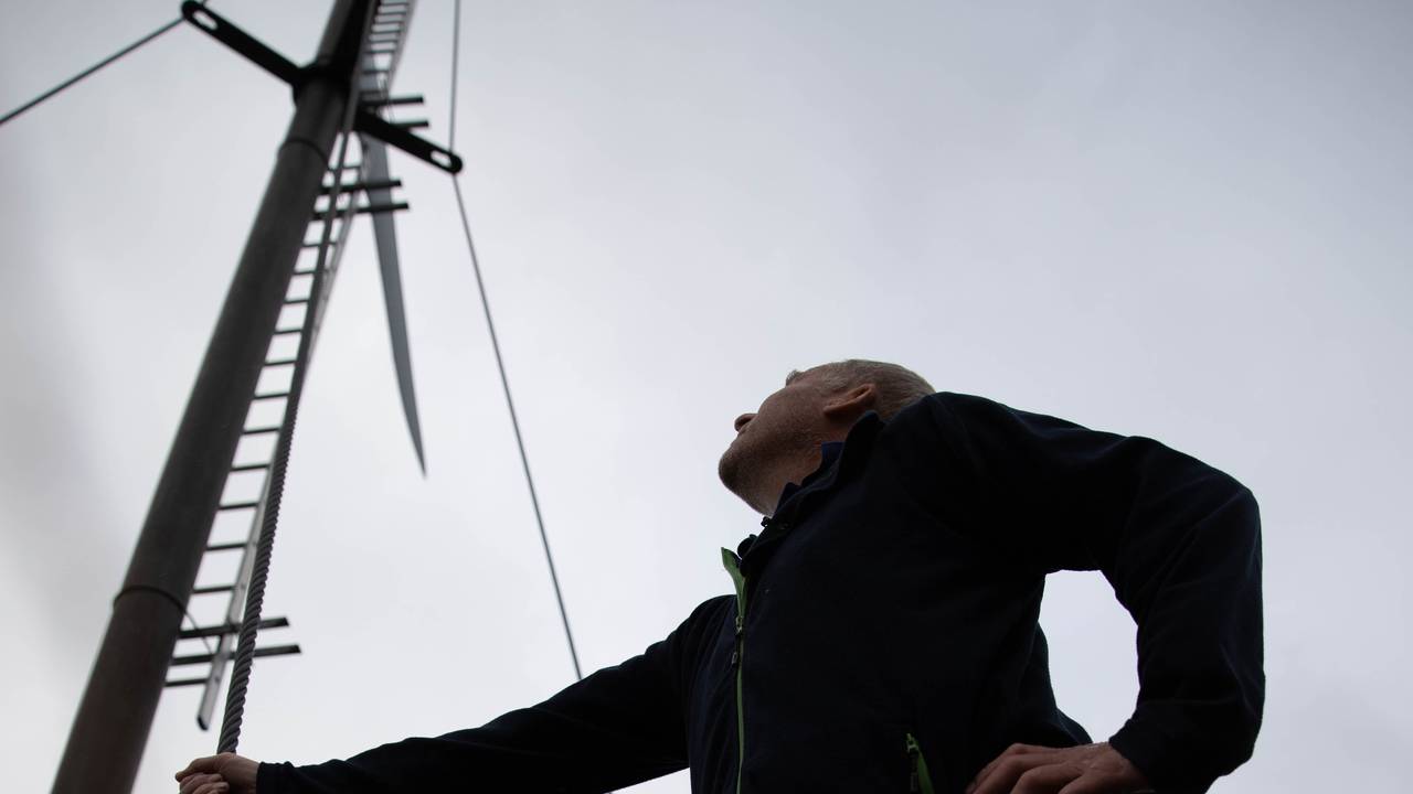Knut Harald Brekke holder i en av vaierne som stabiliserer vindm