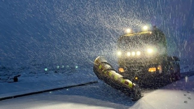 Brøytesesongen er i gang på Sognefjellet.