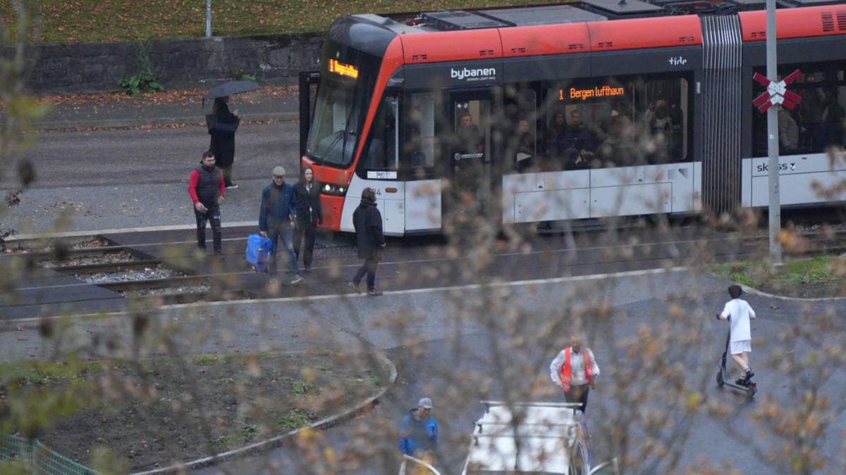 Bybanen kollidert med bil ved Slettebakken