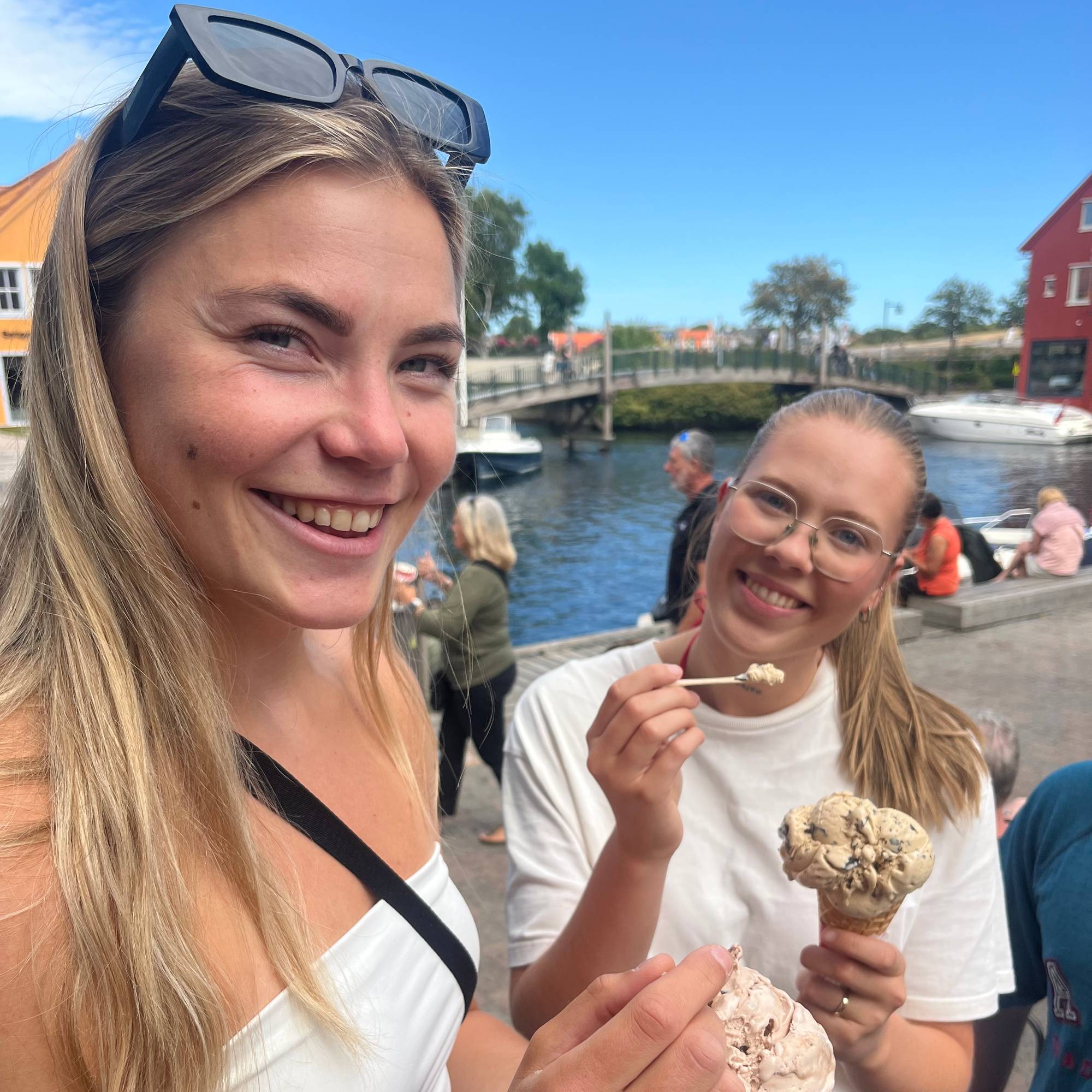To unge jenter spiser is på brygga