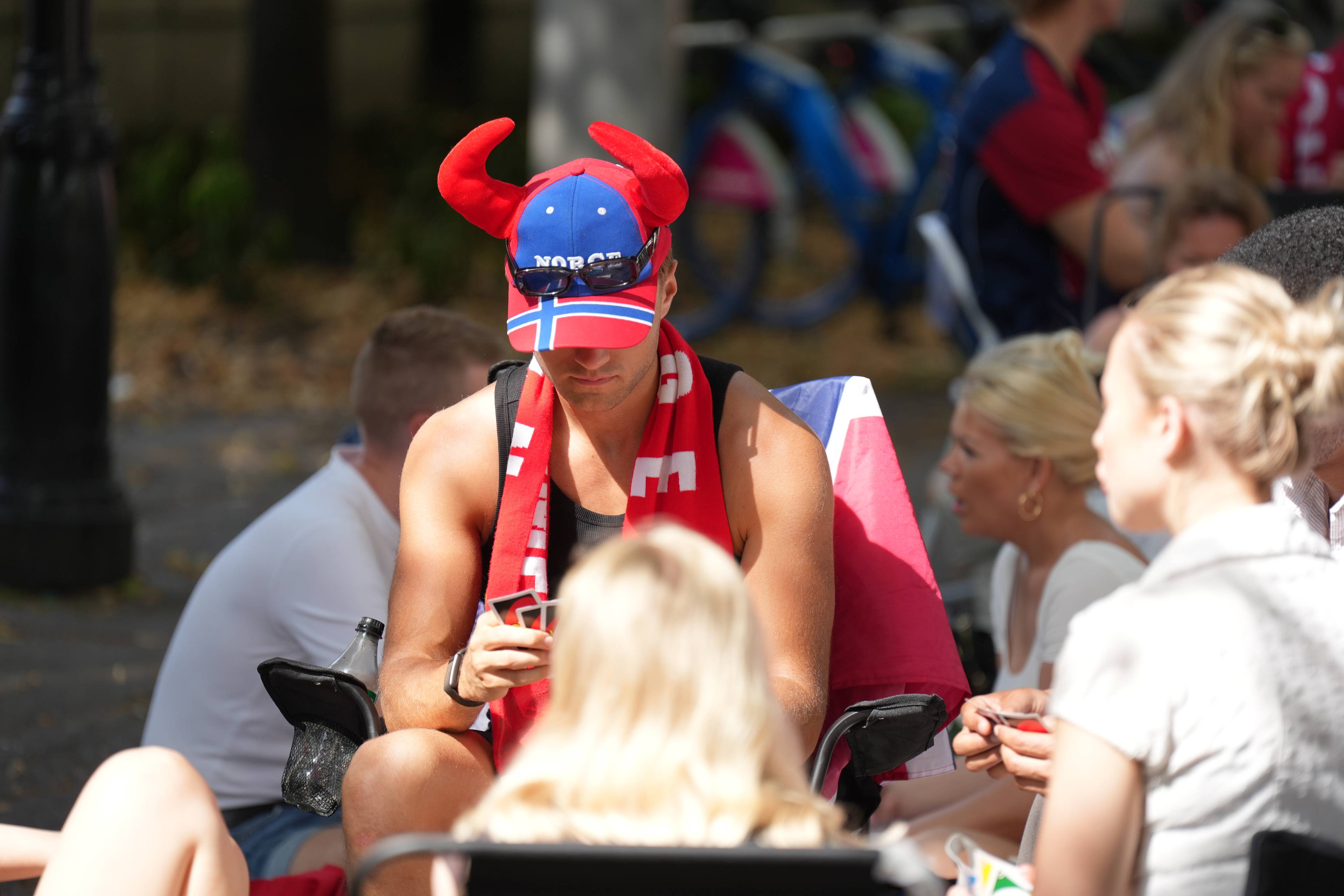 Mann med norsk supporterutstyr (Bildebeskrivelsen er laget av en KI-tjeneste)
