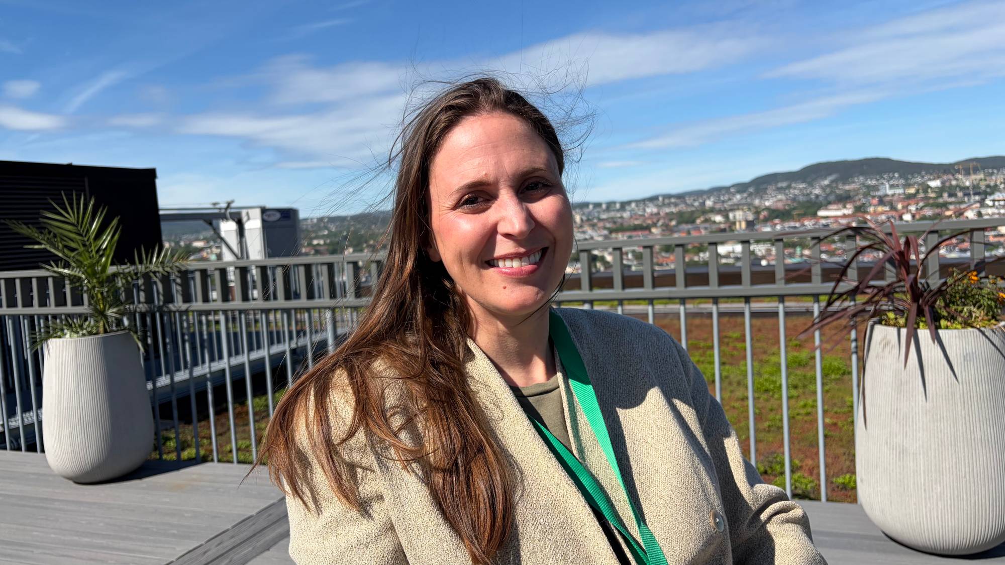 Oda Indgaard fra MDG på en takterrasse.