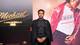 Ebrahim Noroozi / AP,NTB Jaafar Jackson poserer foran en plakat for filmen Michael. (Bildebeskrivelsen er laget av en KI-tjeneste)