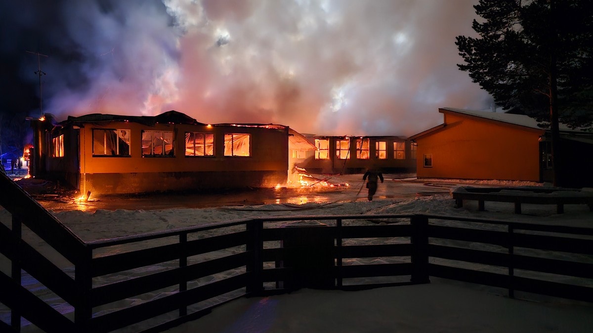 Skole i Nordkjosbotn med store skader etter brann