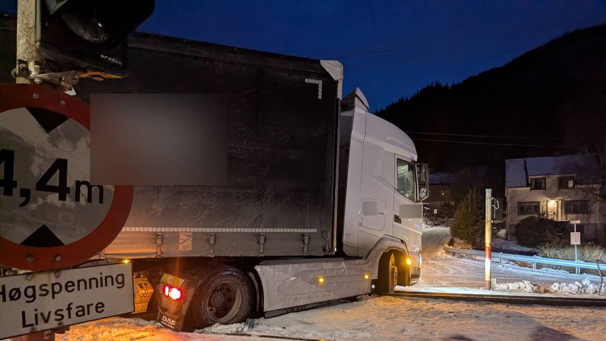 Lastebil stod bom fast på skjenene – så kom toget