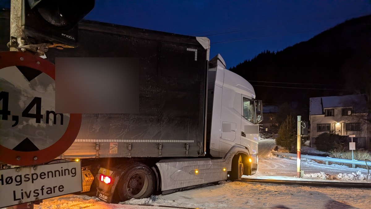 Lastebil stod bom fast på skjenene – så kom toget