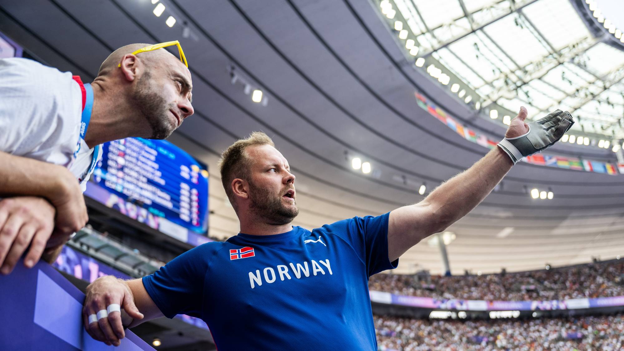 Paul Solberg (til venstre) og Eivind Henriksen i diskusjon under OL i Tokyo 2021