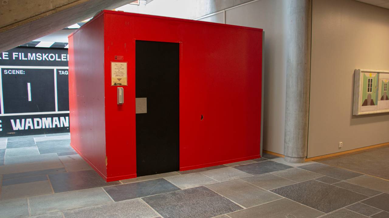 STORE SKADAR: Kunstverket «The Red Box» av Sven Påhlsson har store skadar og blir brukt til oppbevaring.