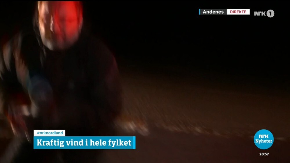 Vinden blåste kameraet til NRK-reporteren over ende
