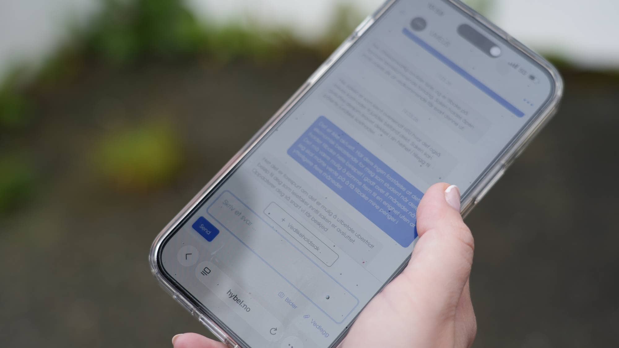 Karianne Kongsparten viser fram mobilen