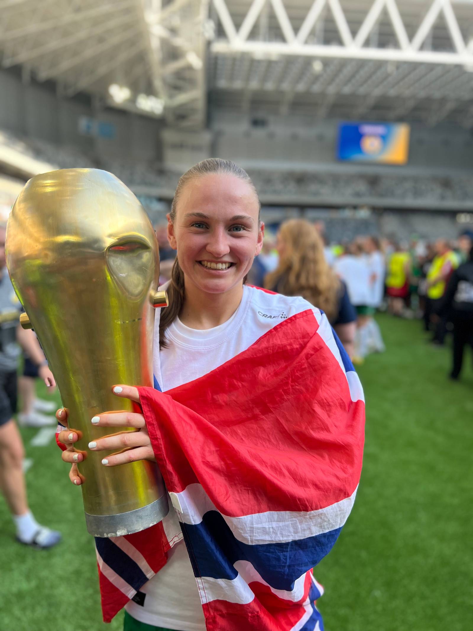 Vilde Hasund og Anna Nerland Aahjem frå Åheim vart fotballproffar NRK