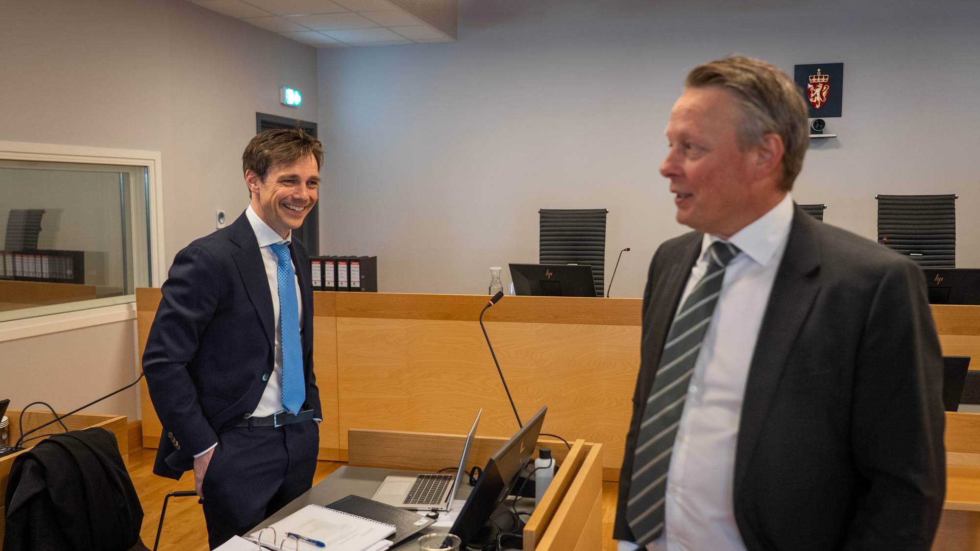 Førstestatsadvokat Håvard Kampen fra Økokrim prater med forsvarer Jan Erik Teigum. Han forsvarer en av mennene som er tiltalt for å ha vært med på ulovlig ulvejakt og for å ha forsøkt å jakte gaupe. 