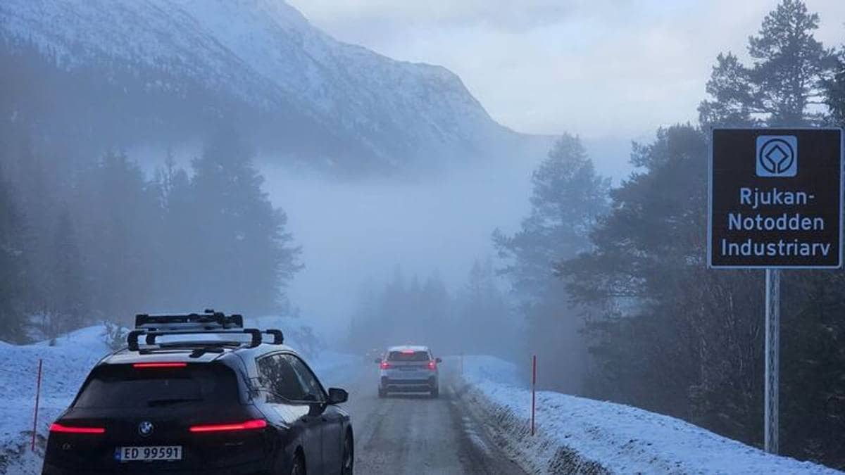 Avventer værforholdene for å hente ut isklatreren: – Tåken ligger som et lokk