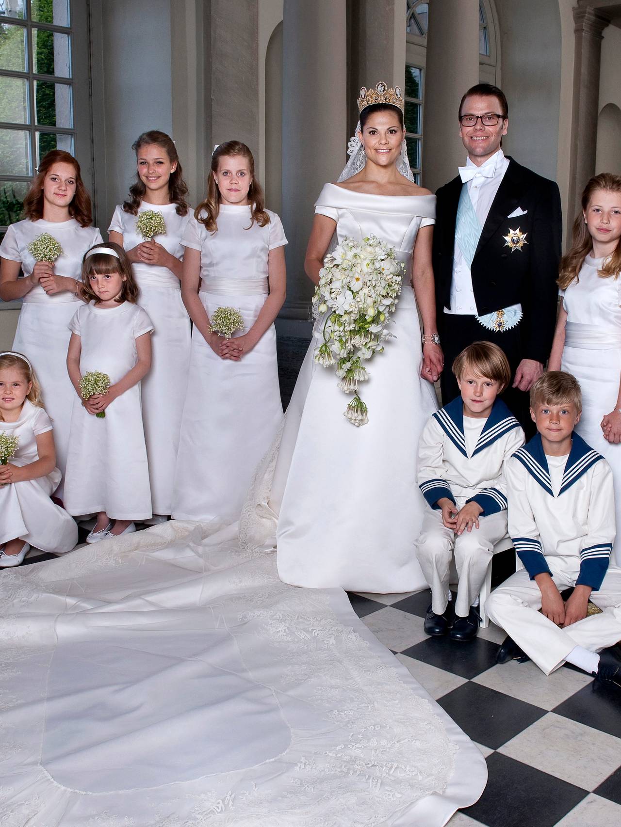 Brudeparet kronprinsesse Victoria og prins Daniel fotograferes sammen med brudepikene og brudesvennene, deriblant prinsesse Ingrid Alexandra