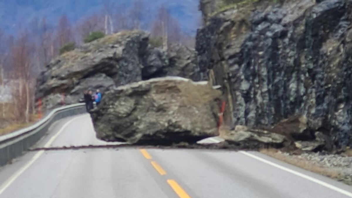 Gigantisk steinblokk stengjer E16 i Aurland