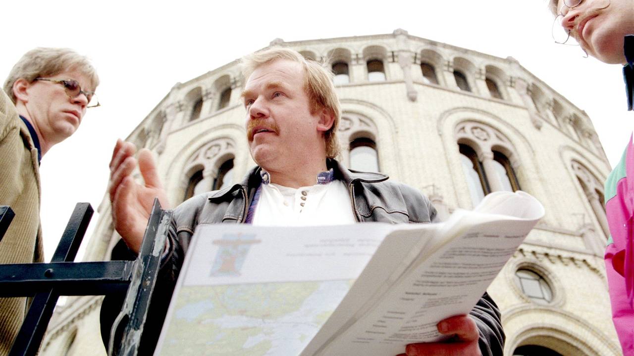 Kurt Oddekalv snakker med journalister utenfor Stortinget. Norges Miljøvernforbund presenterte sin gasskraftmelding - en miljømessig, økonomisk og politisk strategiplan for norsk gasskraft inn i år 2000.  