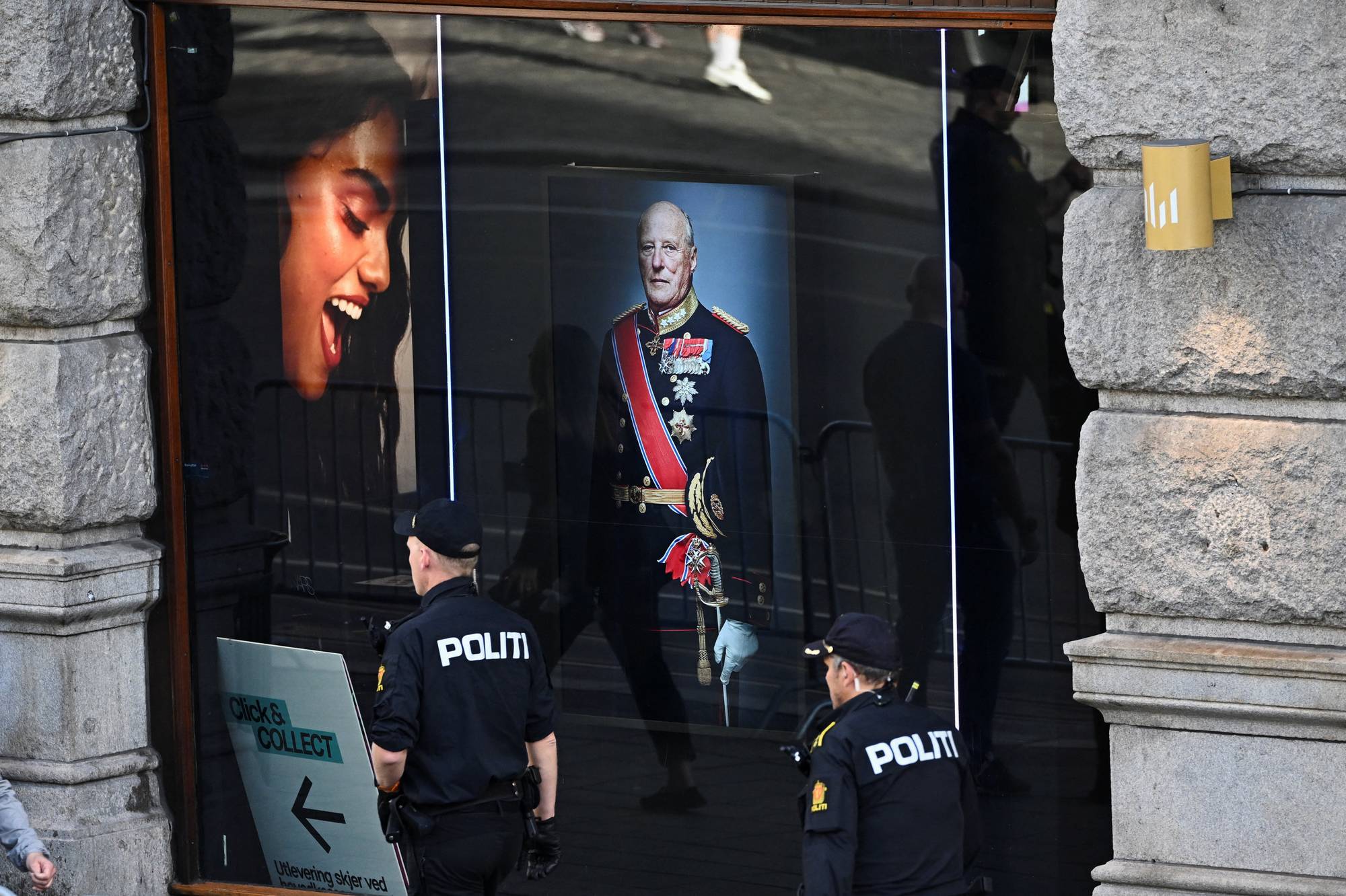 Også butikkene på Karl Johan har kong Harald i vinduet. 