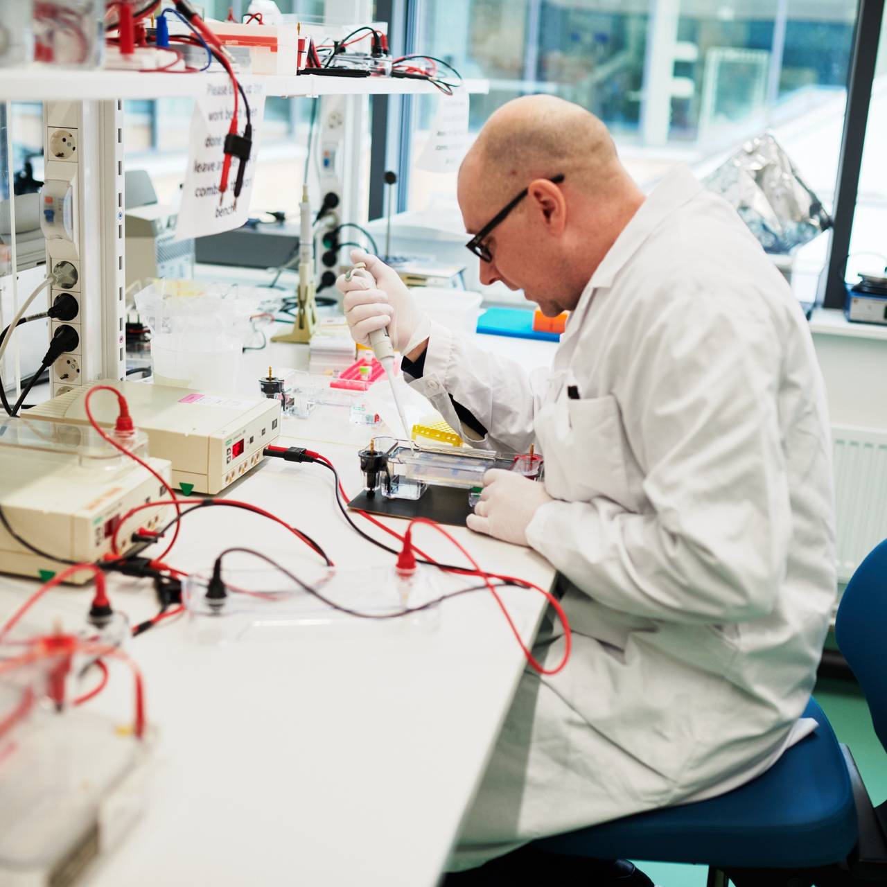 På Karolinska Institutet er de i gang med å utvikle en DNA-vaksine mot koronaviruset.