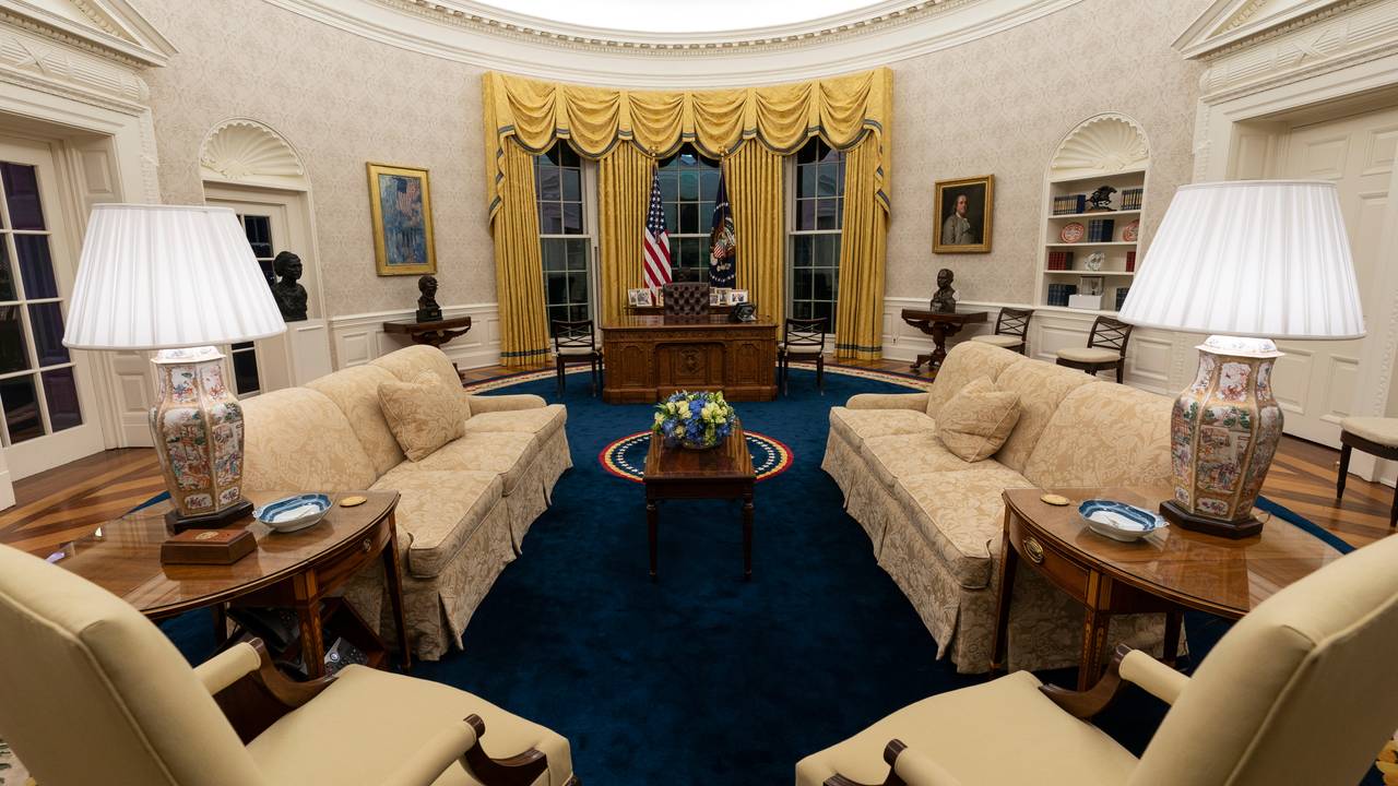 Overblikk over Det ovale kontor i Det hvite hus under Joe Biden.