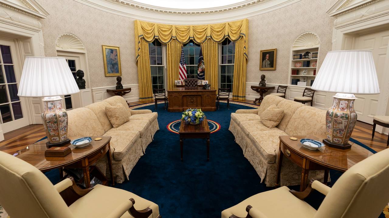Overblikk over Det ovale kontor i Det  hvite hus under Joe Biden.