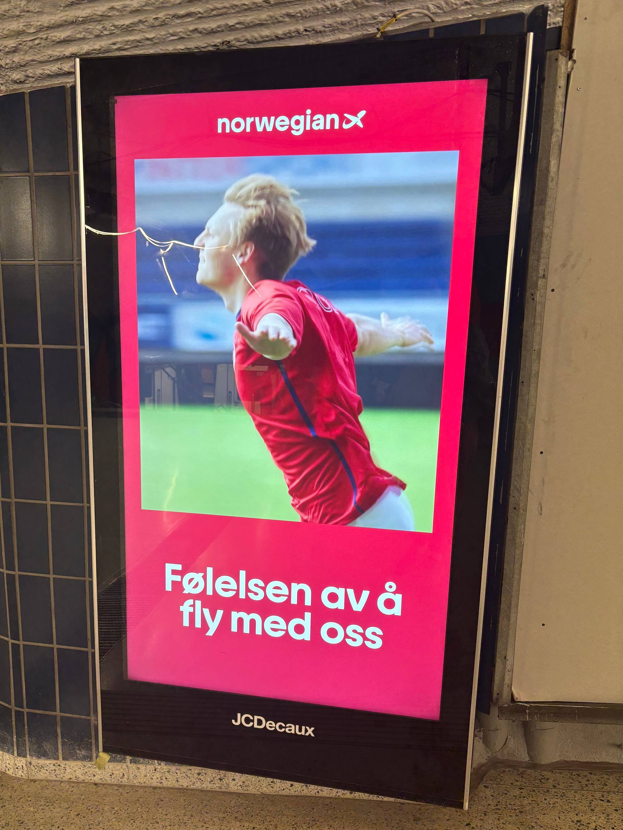 Bilder av fotballspillere reklamerer for flyturer med Norwegian.