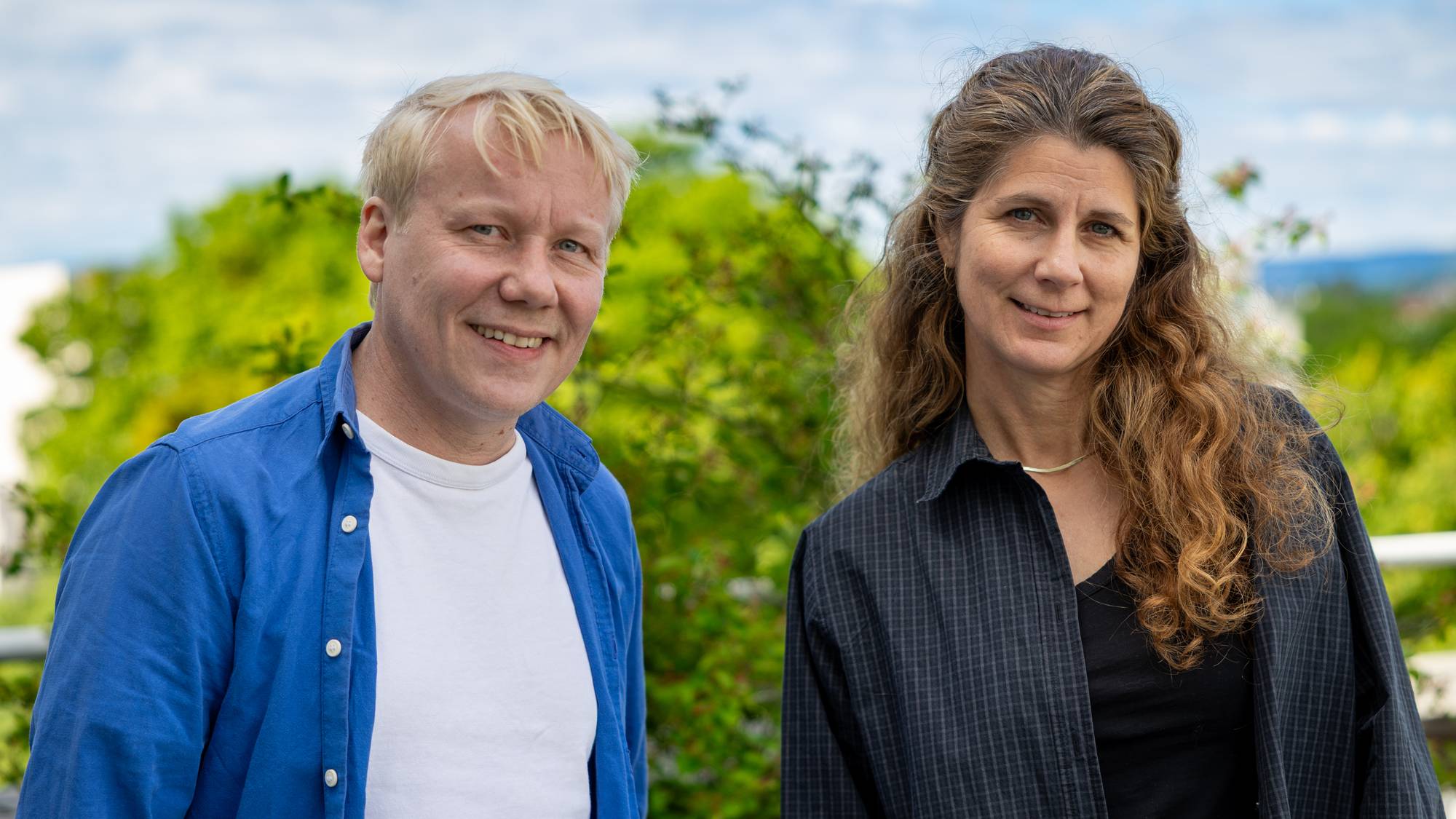 en mann og en kvinne som smiler (Bildebeskrivelsen er laget av en KI-tjeneste)