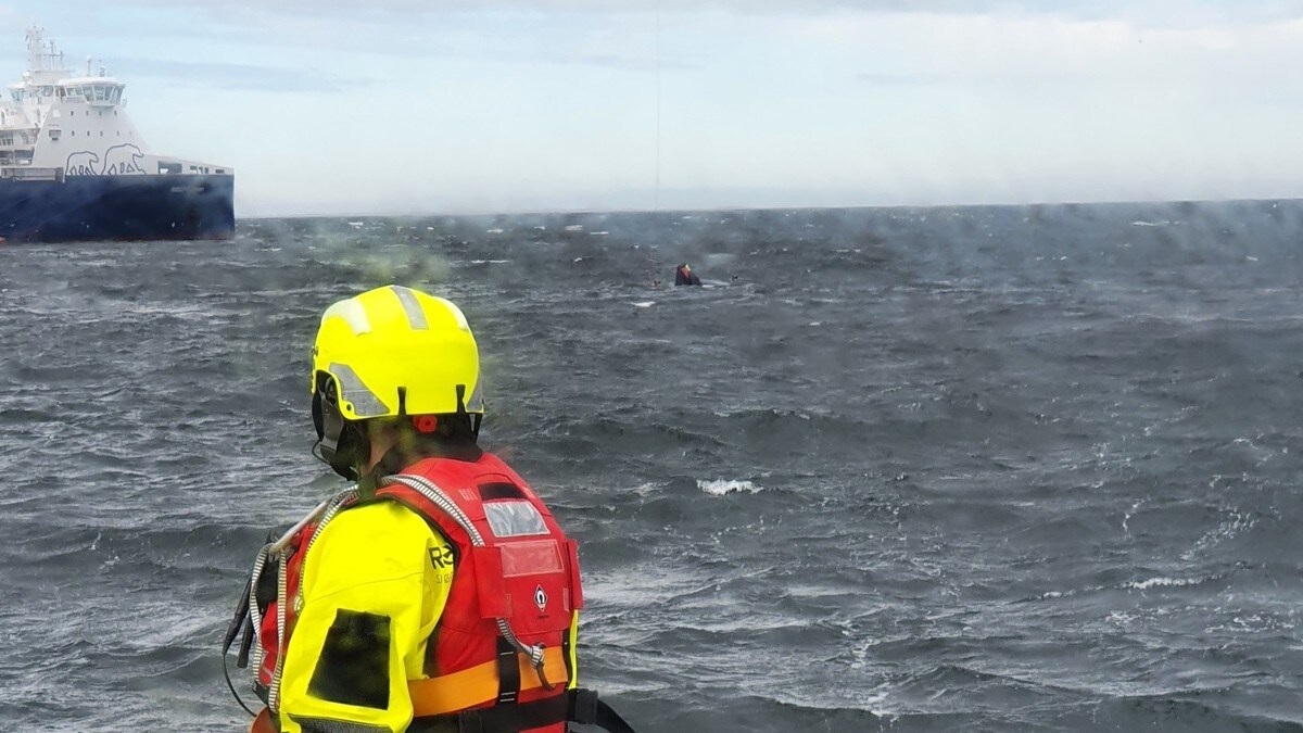 Fire fisketuristar på kantra båt henta opp av redningshelikopter