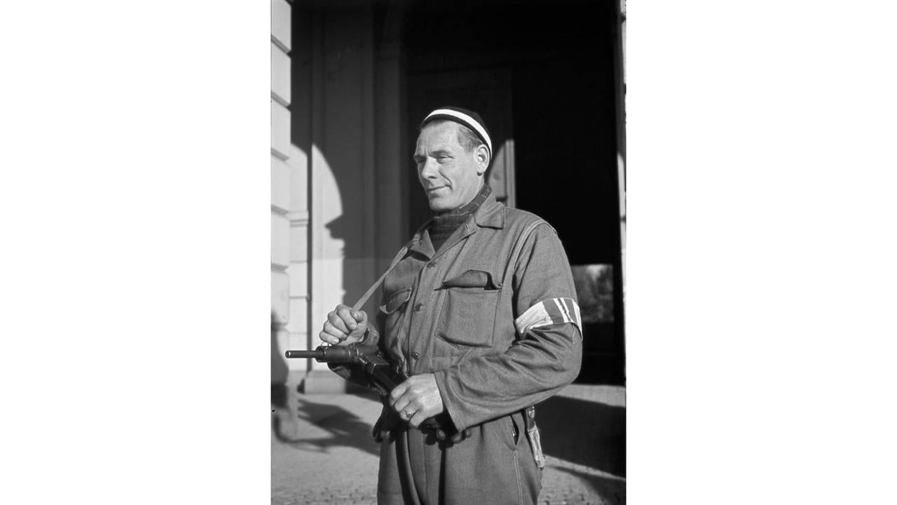 Blant Milorgsoldatene på slottet er blant annet OL-vinneren i kombinert fra 1936, Oddbjørn Hagen.