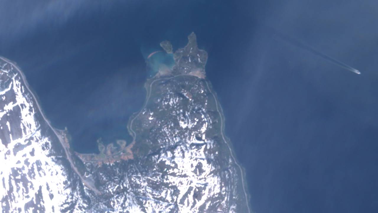 Kråknes i Alta før og etter skredet onsdag 3. juni. Bildene er hentet fra Nasjonalt bakkesegment for satellittdata.